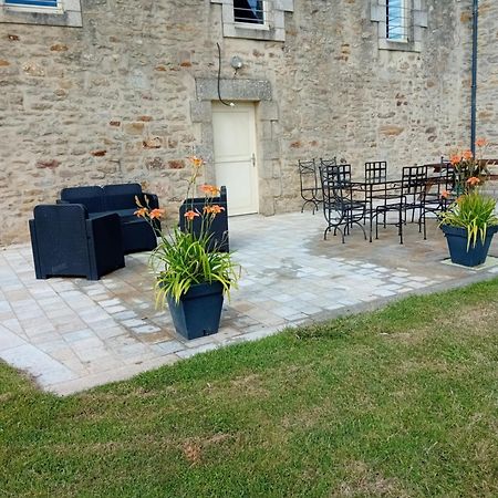 Bed and Breakfast Domaine De Kerbillec Theix Exterior foto