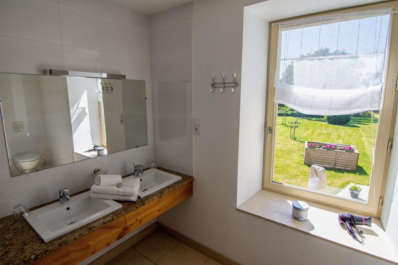 Bed and Breakfast Domaine De Kerbillec Theix Exterior foto