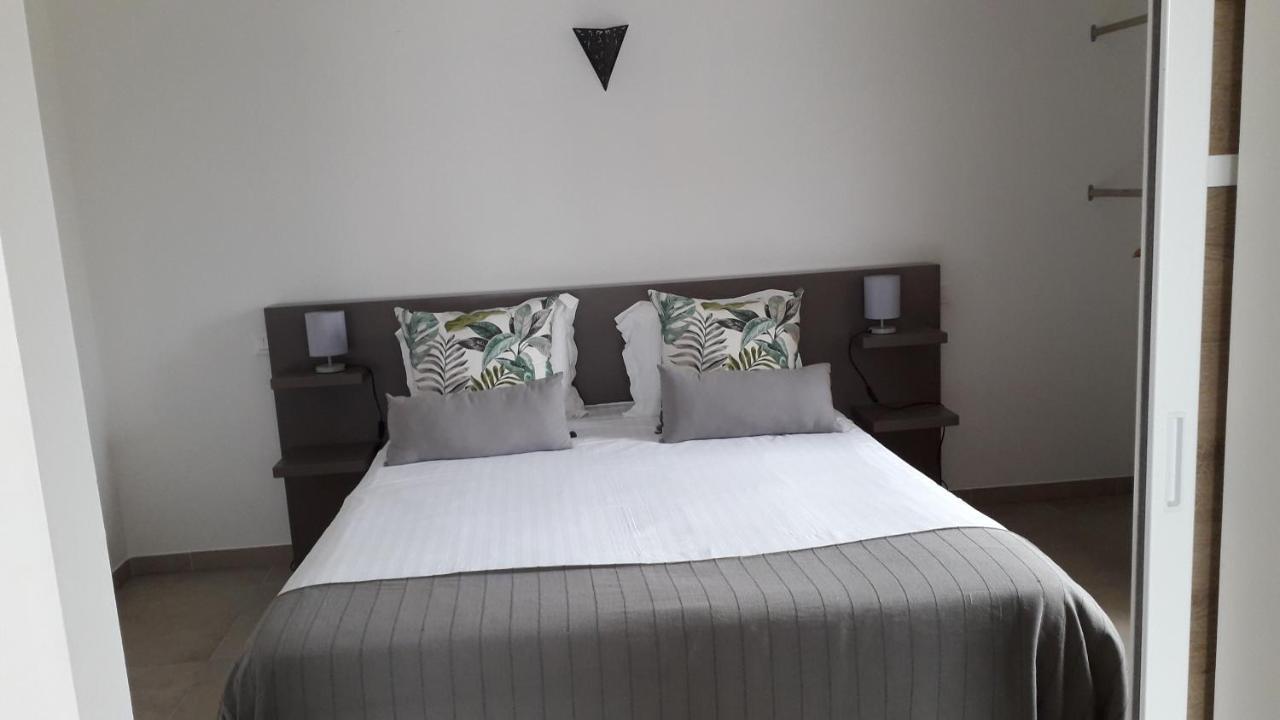 Bed and Breakfast Domaine De Kerbillec Theix Exterior foto