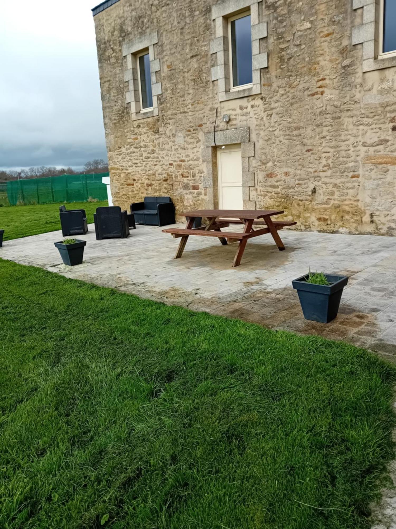Bed and Breakfast Domaine De Kerbillec Theix Exterior foto