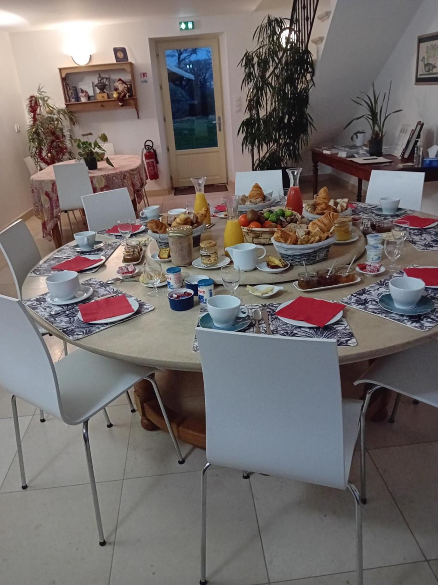 Bed and Breakfast Domaine De Kerbillec Theix Exterior foto