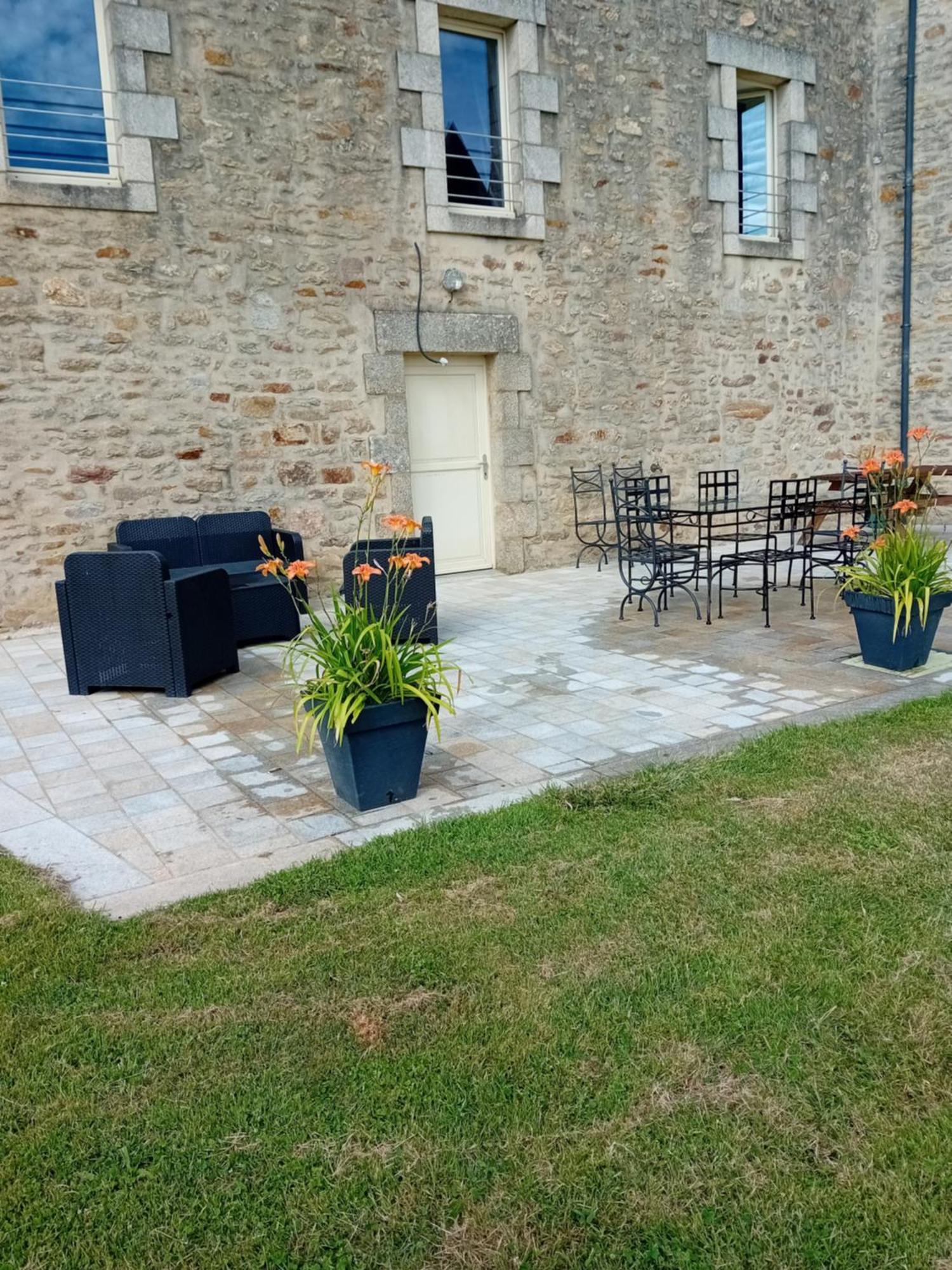 Bed and Breakfast Domaine De Kerbillec Theix Exterior foto